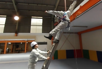 落下事故VR、高所作業者への急な呼びかけ