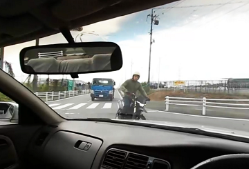 交差点事故VR、右折時の死角、死角確認不足